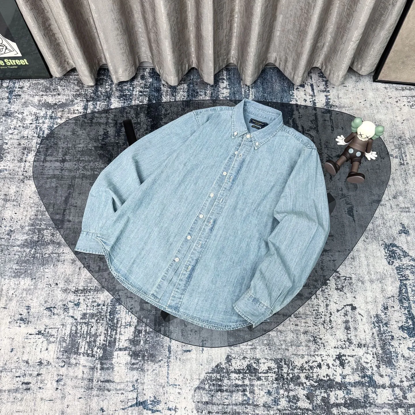 P400 [Original item] Top quality lapel long-sleeved washed denim shirt jacket Four-season men's two-color pure cotton shirt stone-washed retro casual denim shirt Denim shirt is really the most iconic product, decorated with colorful iconic pony embroidery, presenting a classic polo style design. It is a versatile choice from winter to summer. The multiple washes of denim greatly increase the comfort and softness of the fabric. The distressed effect is full of strong American retro style. This one is also closed with eyes closed. Simply YYDS~ The same style for men and women. It can be worn alone or as a cardigan. If you like looseness, choose one size larger. It is more suitable for inner wear~ The overall style is a loose version with a bit of boyfriend style. The silhouette is good and the drape is good. The upper body has a tough style~ It has an American retro denim style. This shirt is suitable for many occasions, whether it is daily leisure or commuting. It is a good choice. It can also be used as a layering jacket/coat. Color: dark blue, light blue, size: S-XL